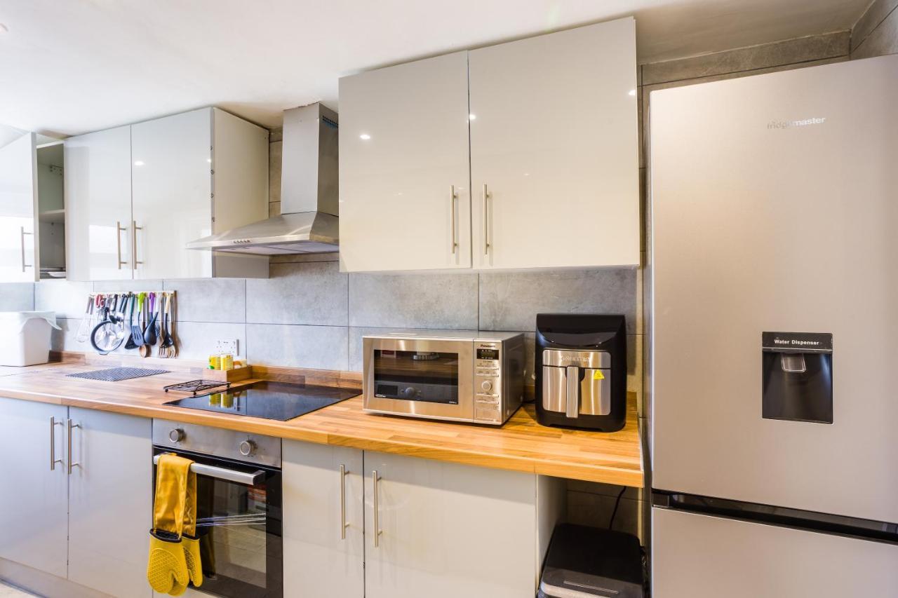 4 Bedroom House With Garden, Parking & 3 Mins Walking Distance From Train Station London Exterior photo