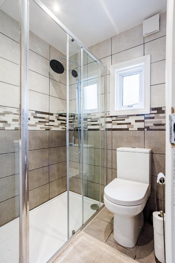 4 Bedroom House With Garden, Parking & 3 Mins Walking Distance From Train Station London Exterior photo