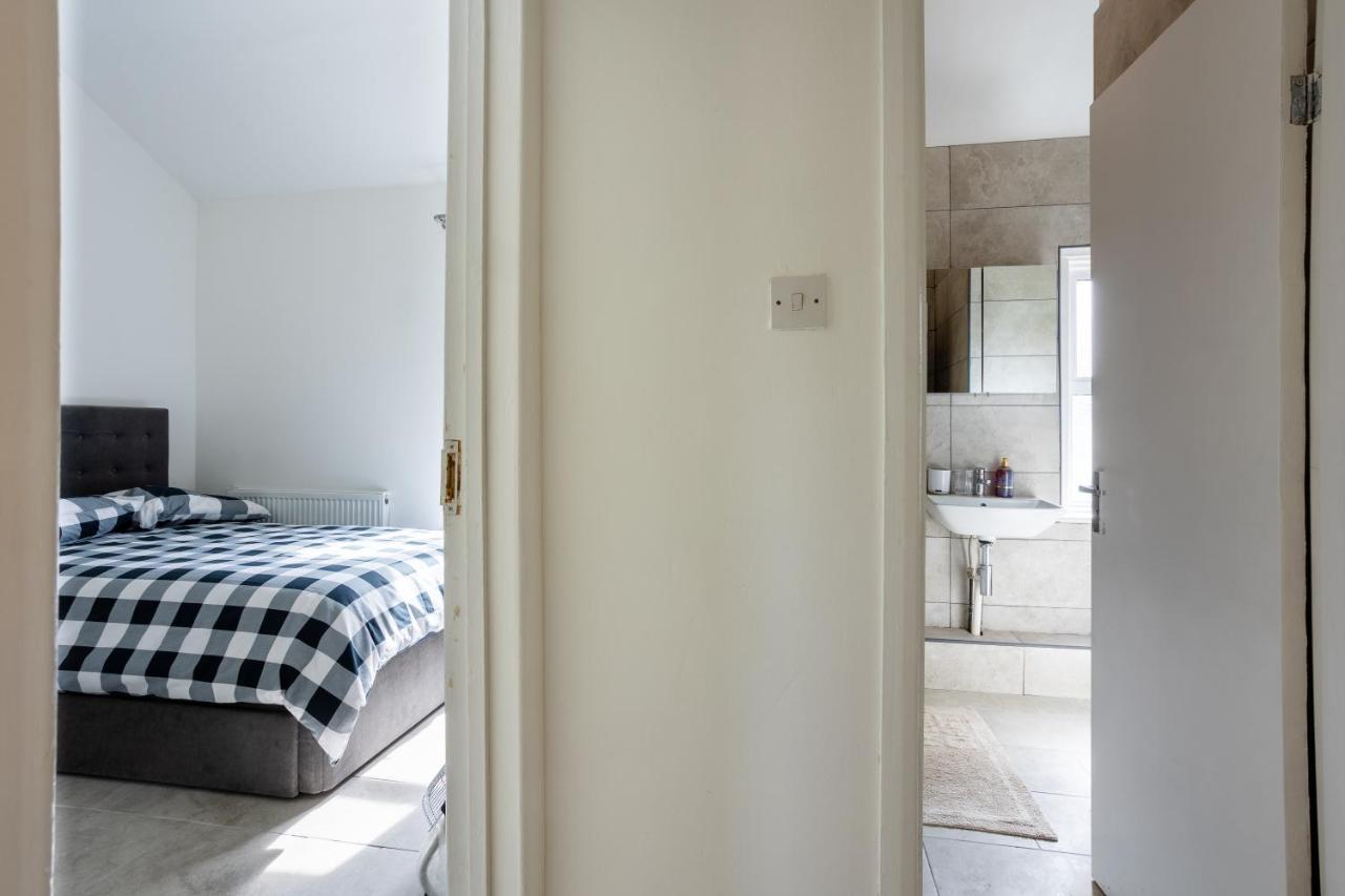 4 Bedroom House With Garden, Parking & 3 Mins Walking Distance From Train Station London Exterior photo