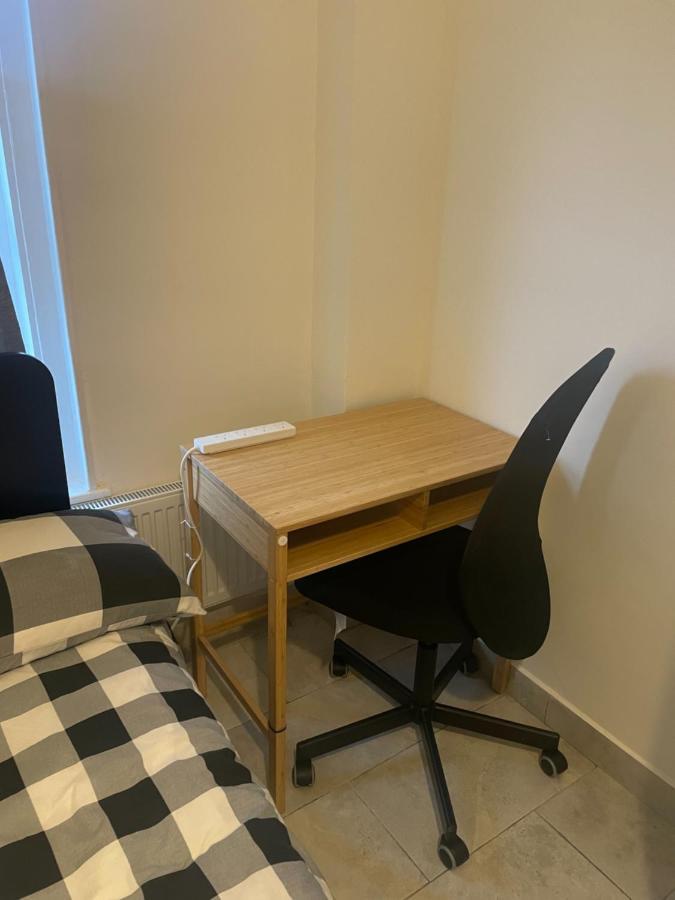 4 Bedroom House With Garden, Parking & 3 Mins Walking Distance From Train Station London Exterior photo